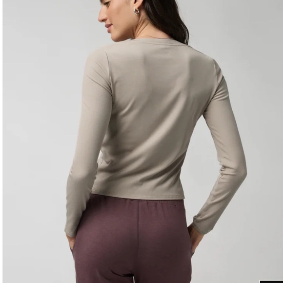 Vuori Women's Long Sleeve Pose Mini Cardigan Beige Button-Up - Picture 3 of 7